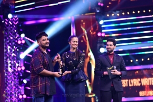 Vinayak-Sasikumar-has-won-the-Best-Lyric-Writer-Malayalam-award-for-the-song-Aaradhike-in-the-movie-Ambili-@-SIIMA-Awards-2021