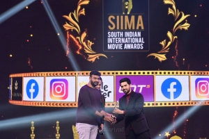 Vivek-won-Best-Lyric-Writer-Tamil-award-for-the-Singapenney-song-in-Bigil-movie-@-SIIMA-Awards-2021