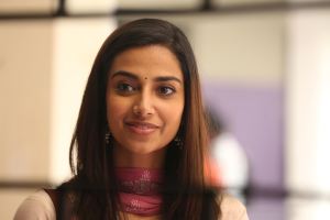 Actress Meenakshi Chaudhary in Singapore Saloon Movie HD Images