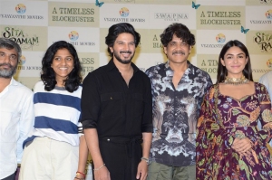 Swapna Dutt, Dulquer Salmaan, Nagarjuna, Mrunal Thakur @ Sita Ramam Movie Thanks Meet Stills