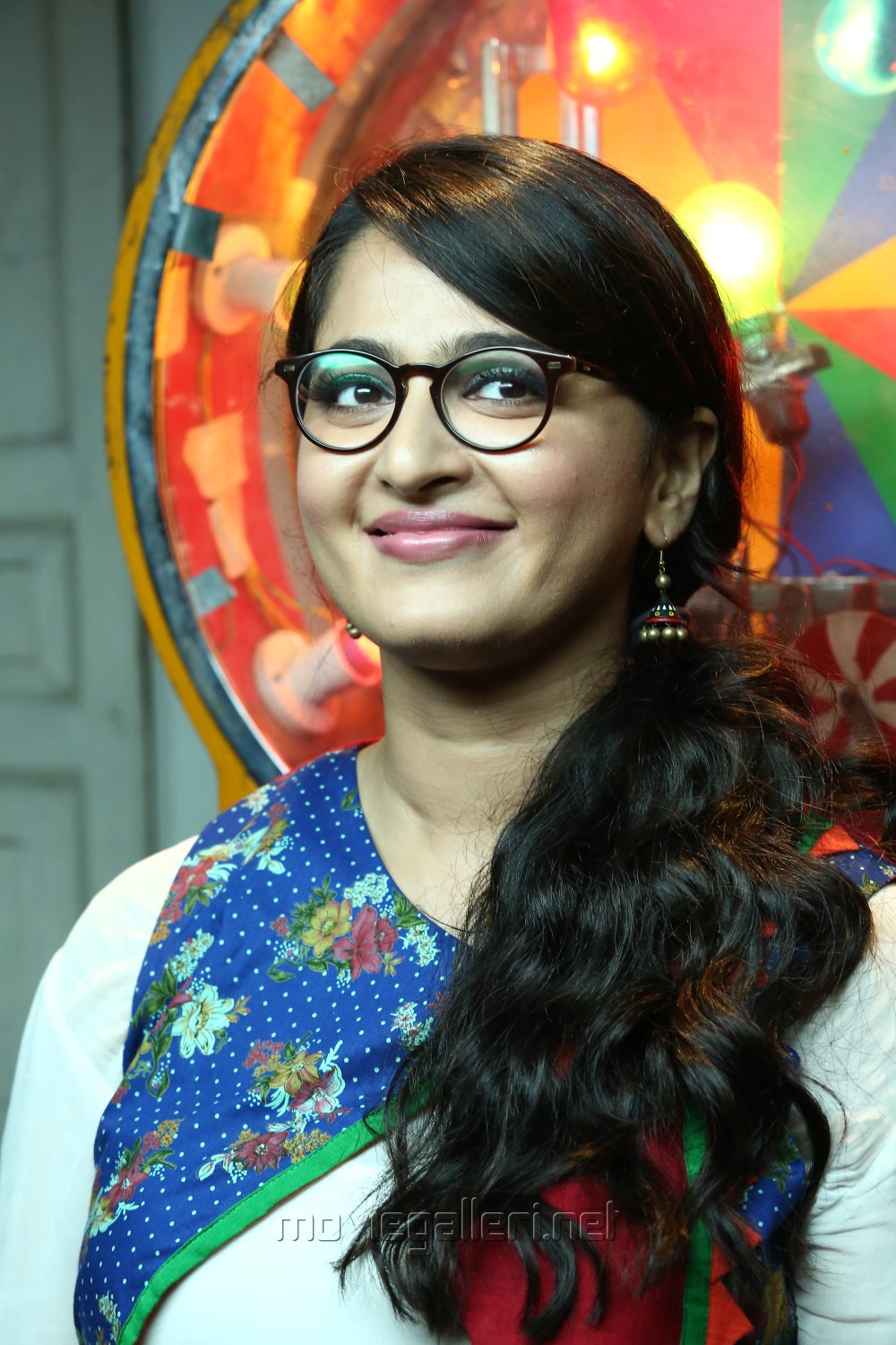 Size Zero Actress Anushka Shetty Images New Movie Posters Sweety shetty (born 7 november 1981), known by her stage name anushka shetty, is an indian actress and model who predominantly works in telugu and tamil films. size zero actress anushka shetty images