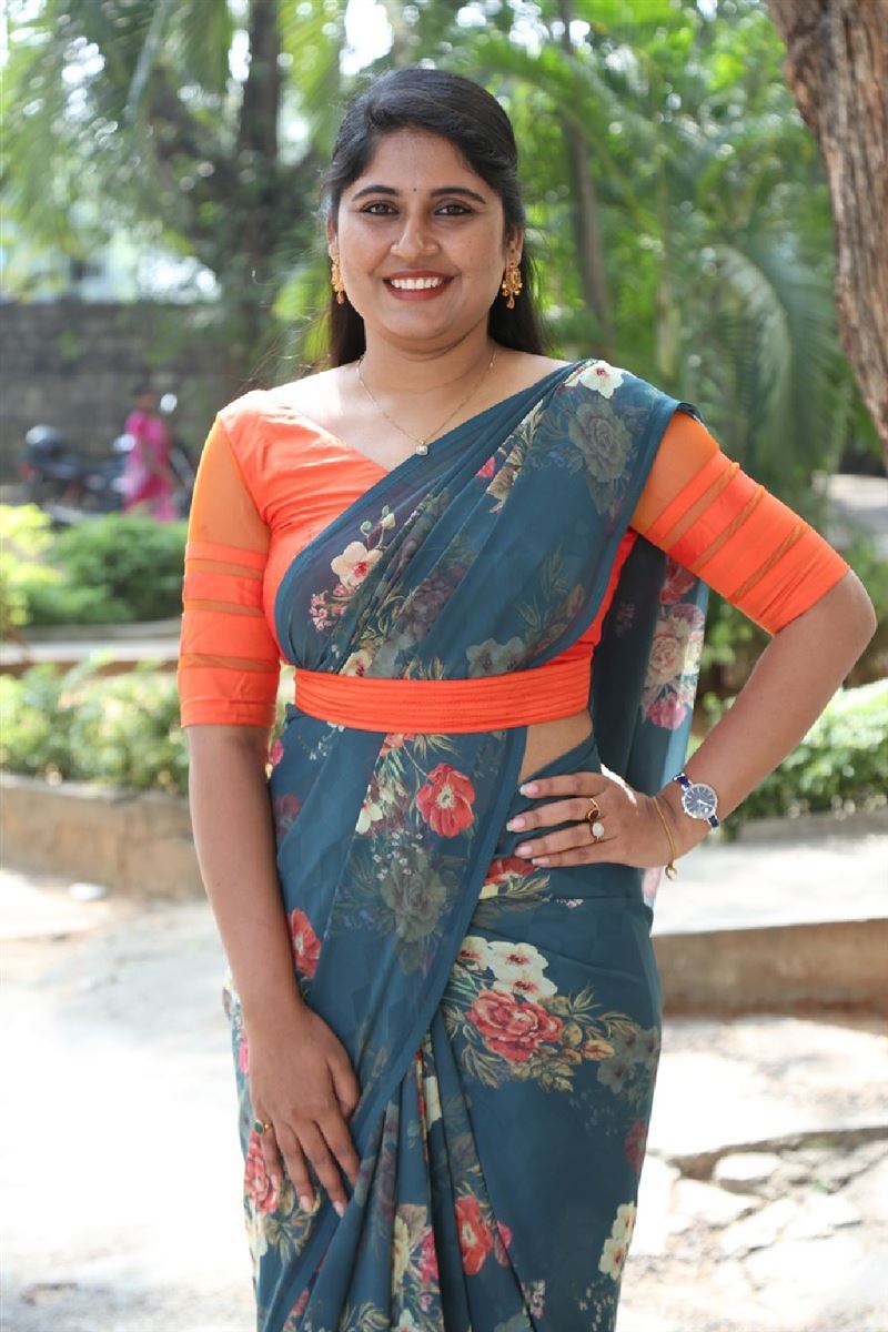 Telugu Anchor Sonia Chowdary Saree Pictures
