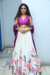 Iddaru Movie Actress Sony Charishta New Pics