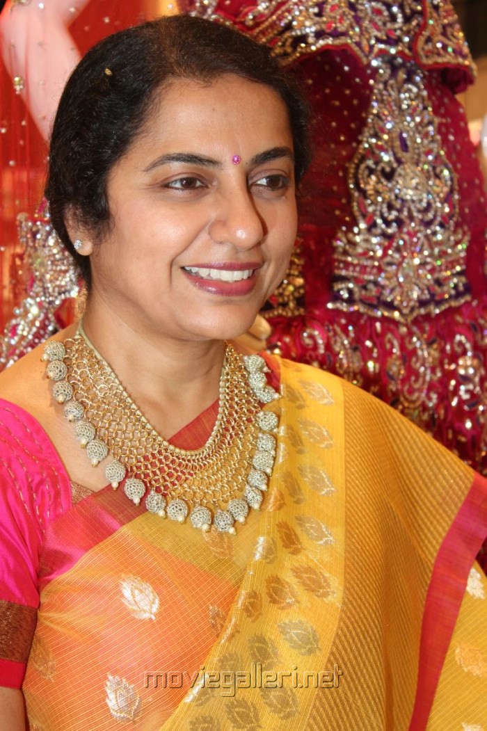 Suhasini Maniratnam inaugurates Kalaniketan Sarees at Chennai Photos ...