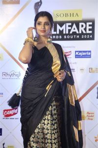 Anchor Syamala Stills @ Filmfare Awards South 2024 Red Carpet