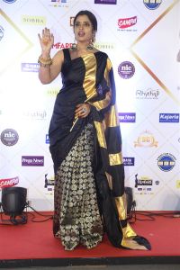 Anchor Syamala Stills @ Filmfare Awards South 2024 Red Carpet