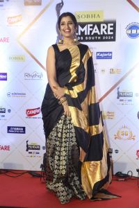 Anchor Syamala Stills @ Filmfare Awards South 2024 Red Carpet