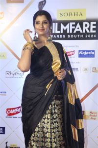 Anchor Syamala Stills @ Filmfare Awards South 2024 Red Carpet