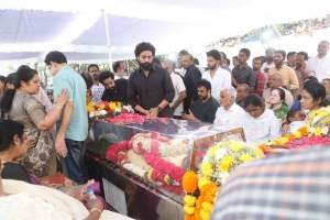 Celebrities pay homage to Taraka Ratna Photos