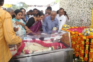 Celebrities pay homage to Taraka Ratna Photos