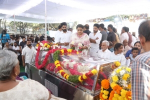 Celebrities pay homage to Taraka Ratna Photos