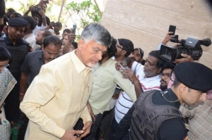 Nara Chandrababu Naidu pay homage to Taraka Ratna Photos