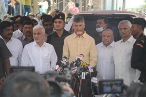 Nara Chandrababu Naidu pay homage to Taraka Ratna Photos