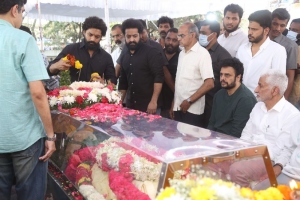 Celebrities pay homage to Taraka Ratna Photos