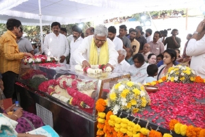 Celebrities pay homage to Taraka Ratna Photos