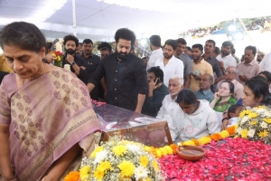 Celebrities pay homage to Taraka Ratna Photos