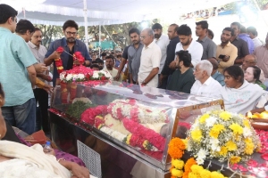 Celebrities pay homage to Taraka Ratna Photos