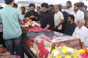 Celebrities pay homage to Taraka Ratna Photos