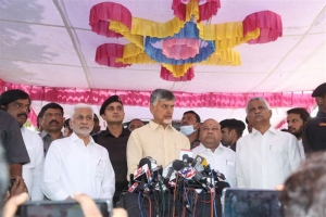 Nara Chandrababu Naidu pay homage to Taraka Ratna Photos