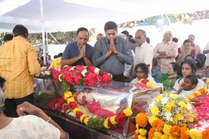 Celebrities pay homage to Taraka Ratna Photos