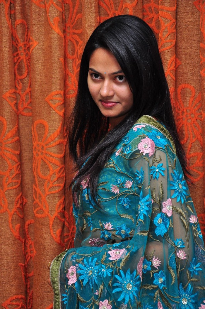 Telugu Actress Suhasini Hot Saree Photos Stills Gallery | Moviegalleri.net