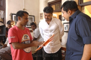 AR Murugadoss, Vijay, Sathyan at Tupaki Telugu Movie Shooting Spot Stills