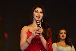 Waltair Veerayya Actress Urvashi Rautela Red Saree Pics