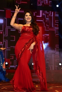 Waltair Veerayya Actress Urvashi Rautela Red Saree Pics