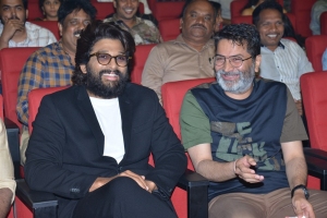 Allu Arjun, Trivikram Srinivas @ Varudu Kavalenu Pre Release Event Stills