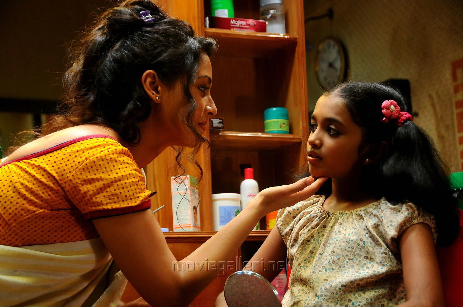 Pooja Umashankar & Malavika Manikuttan in Vidiyum Mun Movie Stills.