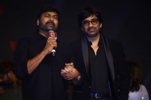 Chiranjeevi, Ravi Teja @ Waltair Veerayya Pre Release Event Vizag Stills