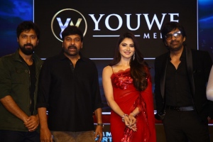 Bobby, Chiranjeevi, Urvashi Rautela, Raviteja @ Waltair Veerayya Pre Release Event Vizag Stills