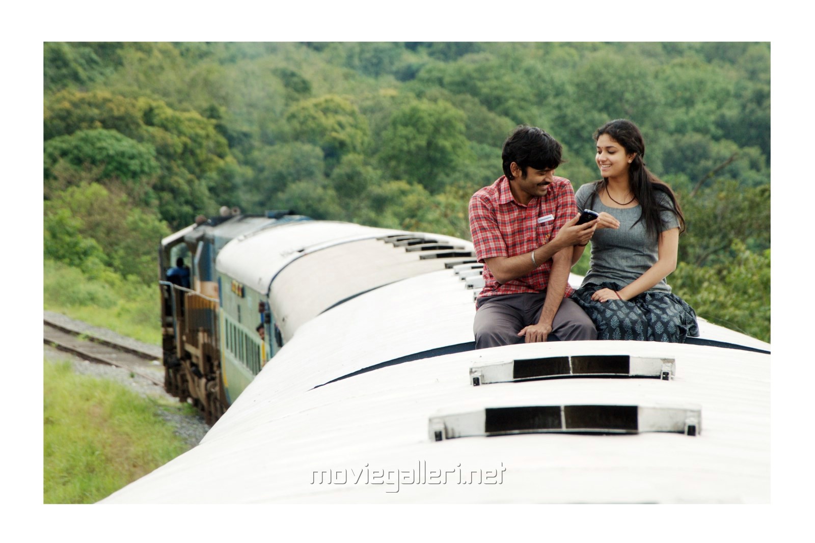 Thodari Movie Review | Dhanush | Keerthy Suresh | New Movie Posters